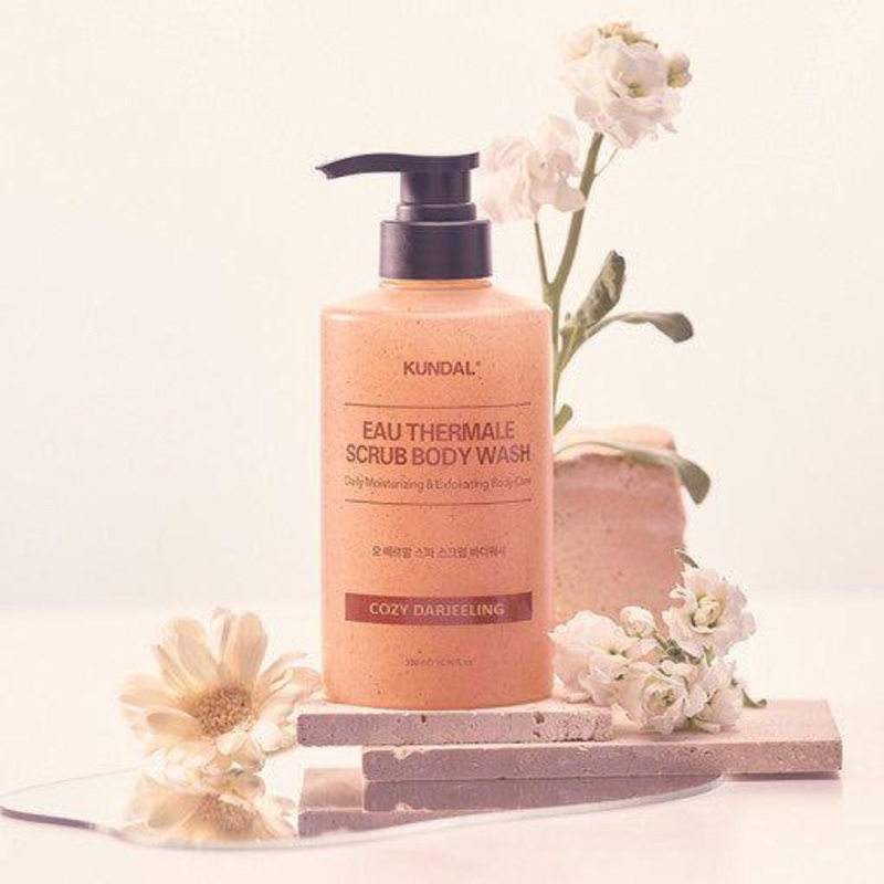KUNDAL Eau Thermale Spa Scrub Body Wash  500ml | Cozy Darreling | Exfoliating & Soothing Shower Gel with Ceramides
